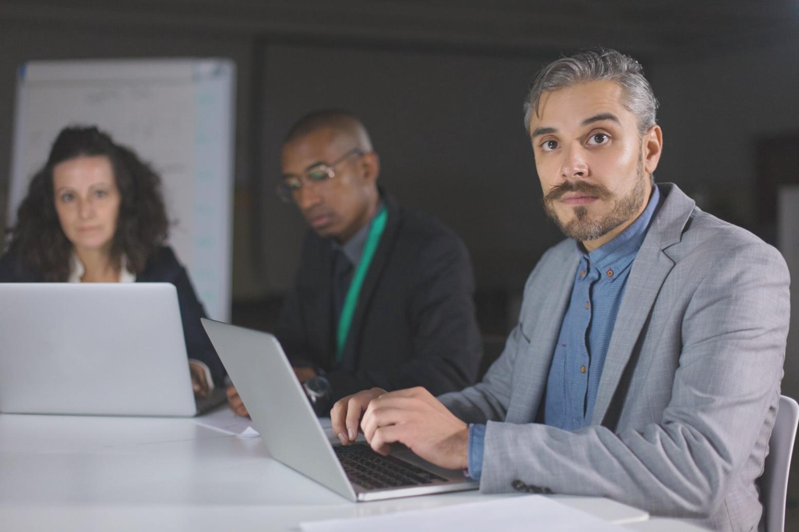 Finanzanalyse-Arbeitsbereich mit mehreren Monitoren