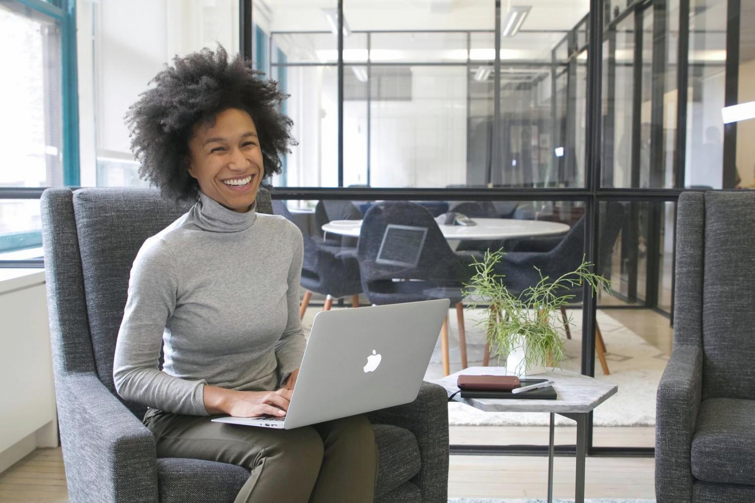 Besprechung von Finanzstrategien im Team